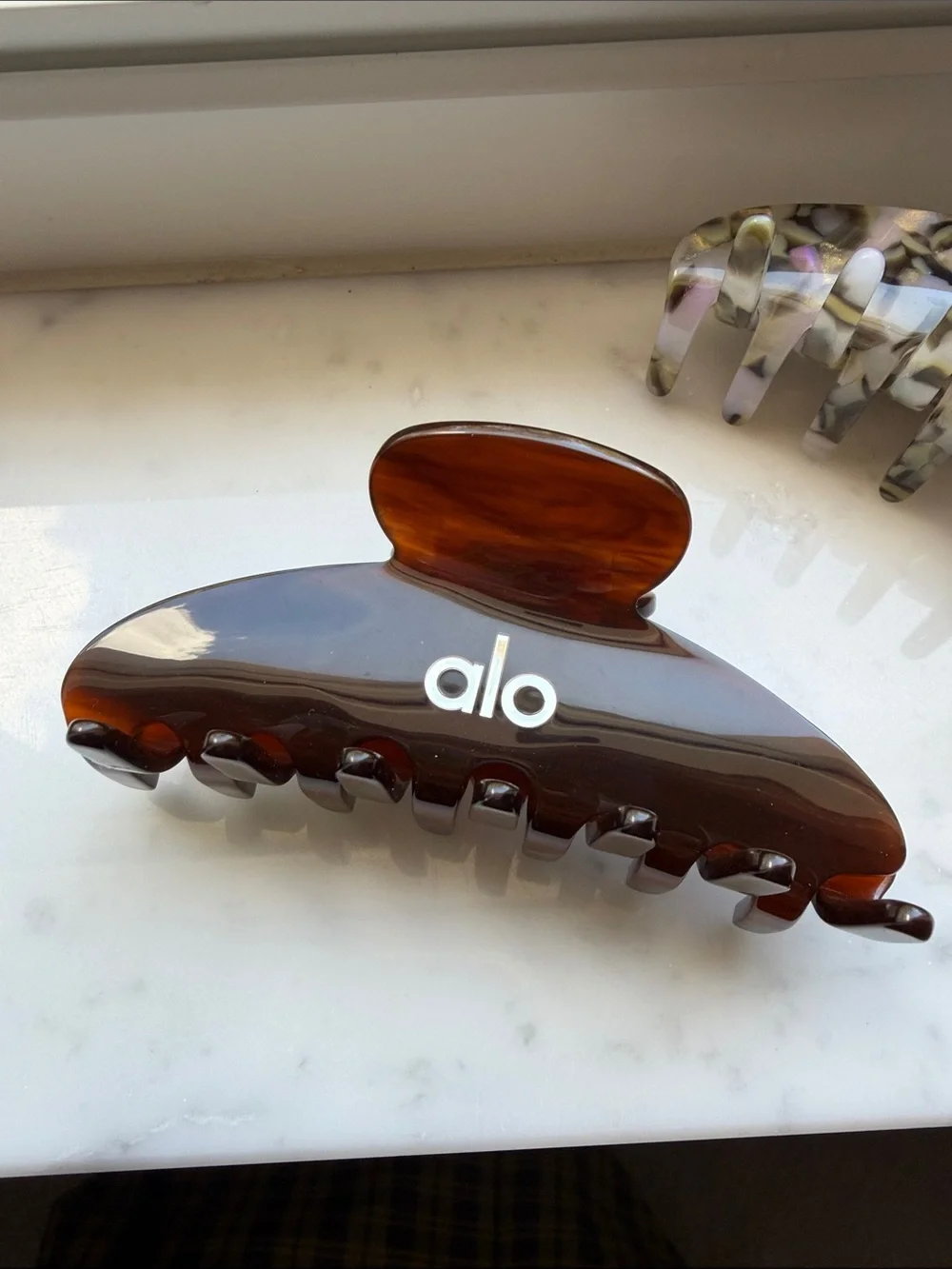 ALO 90’s Claw Clip - SET OF 2 - Brown Tortoise & Rum Cake - Picture 7 of 7